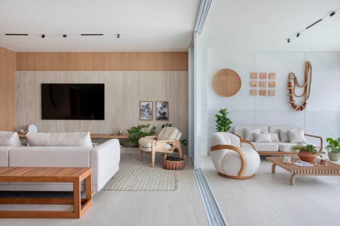 Apartamento tem bancada de cocção com mesa de madeira maciça rústica acoplada