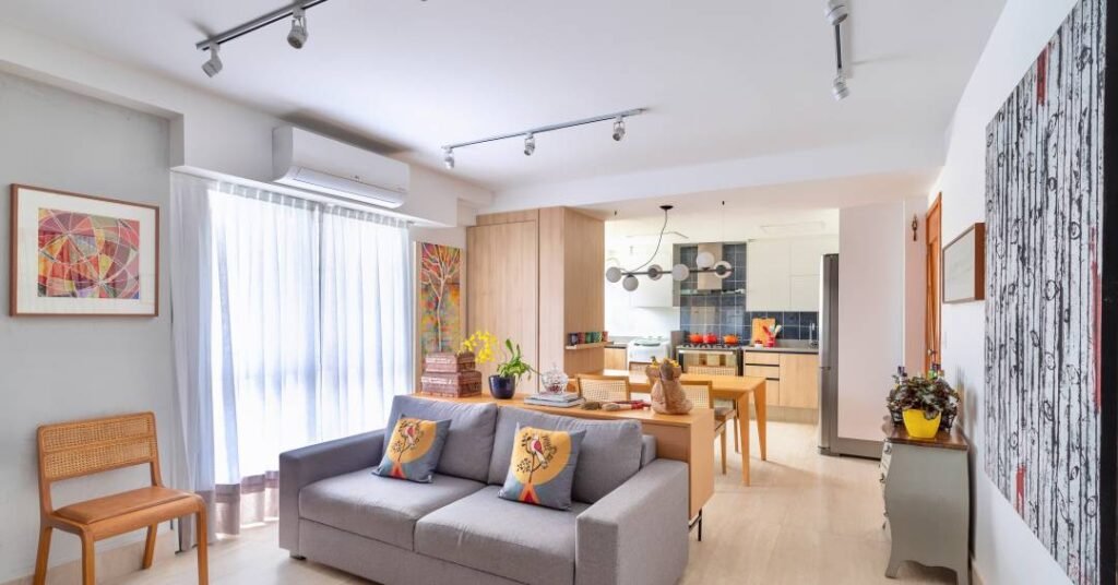 Apê descontraído tem vista para o Pão de Açúcar e cozinha com cerâmica azul