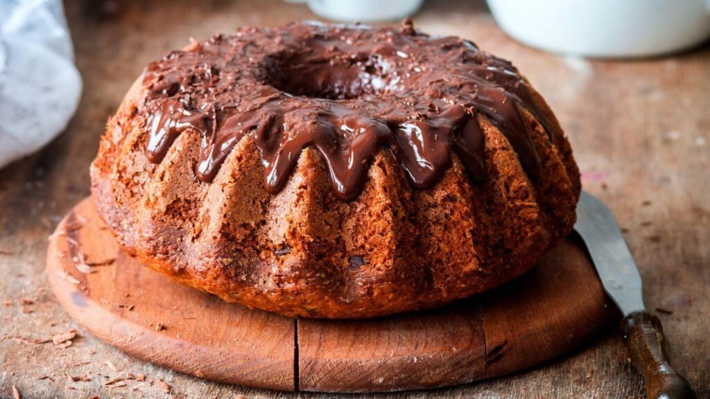 Aprenda o truque para deixar seu bolo de chocolate bem molhadinho