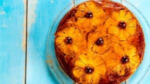 Receita fácil de bolo de abacaxi com ingrediente que cabe no bolso