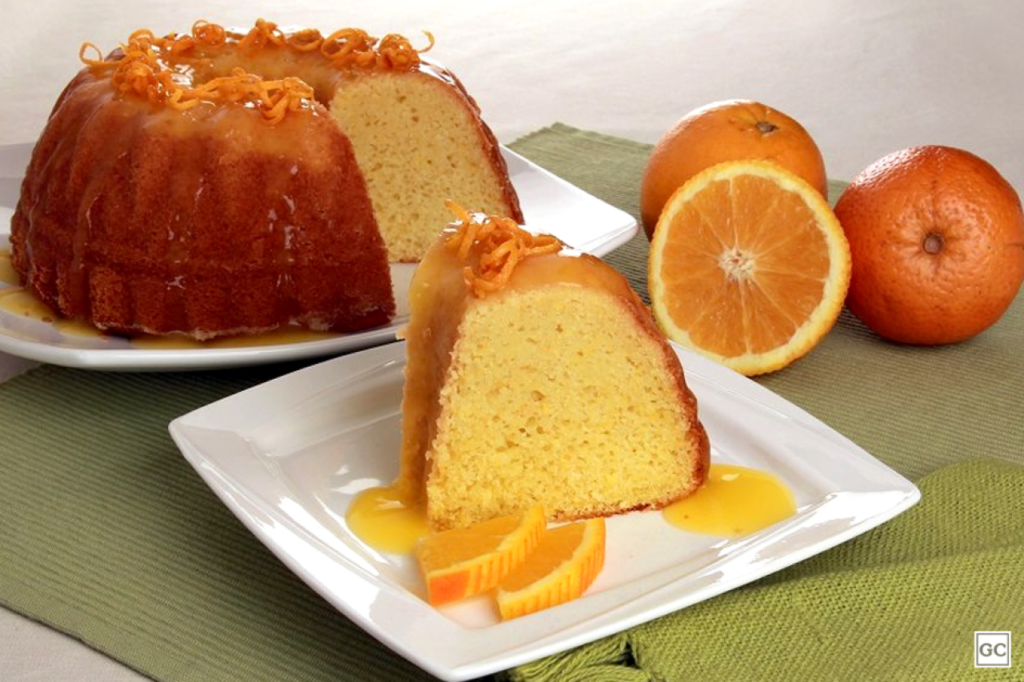 Bolo de laranja fofinho com sabor intenso e refrescante