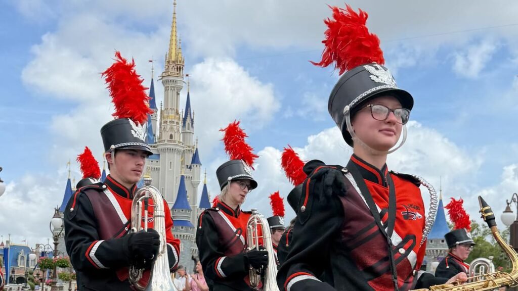 Banda da Ashland High School marcha após instrumentos roubados durante viagem à Disney
