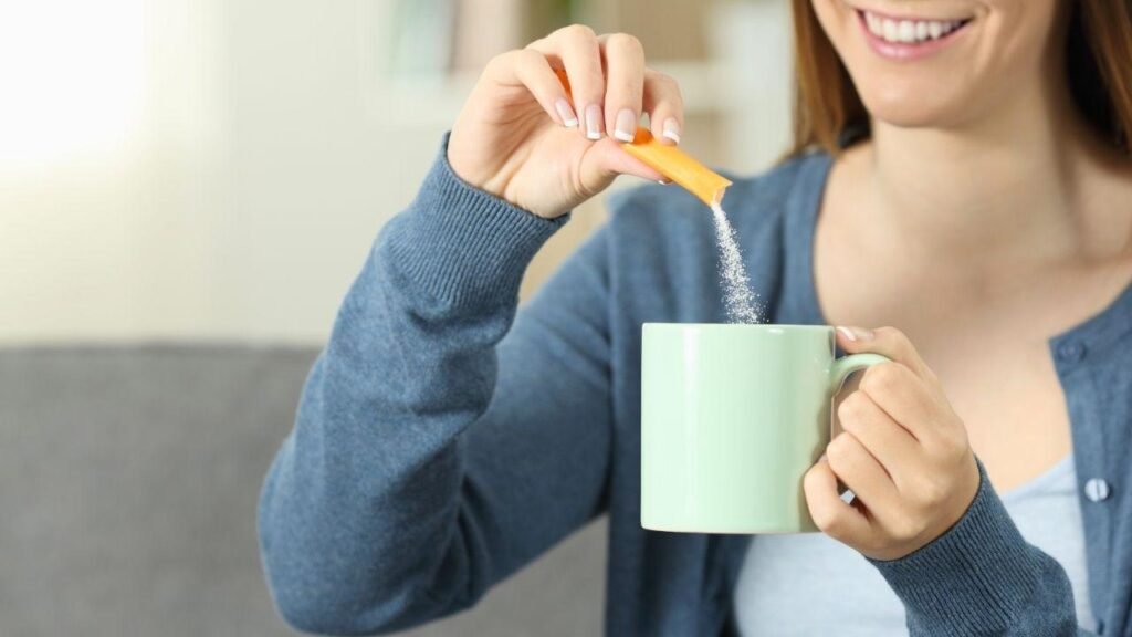 Café com açúcar ou adoçante? Veja o que é mais indicado para a saúde