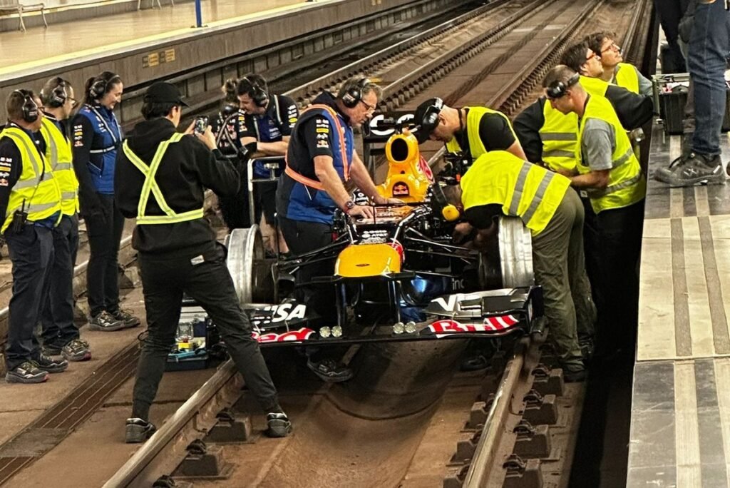 Carro da Red Bull corre nos trilhos do metrô de Madri