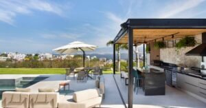 Casa de 700 m² ganha reforma completa para valorizar a vista da Baía da Guanabara