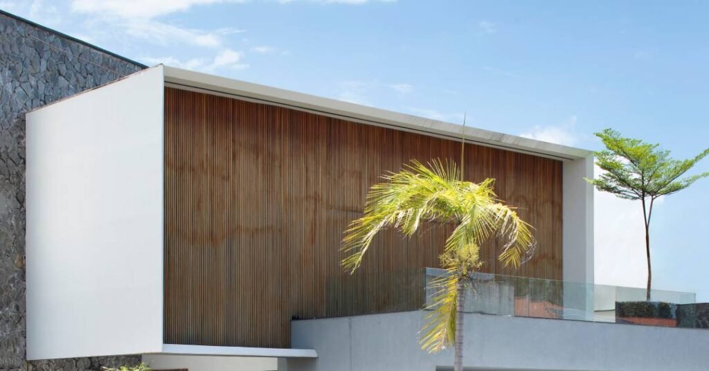 Casa em São Luís é composta por volume elegante de linhas retas, ripados e pedras