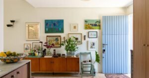 Casa exala aconchego com muitos tapetes, arte, verde e soluções funcionais