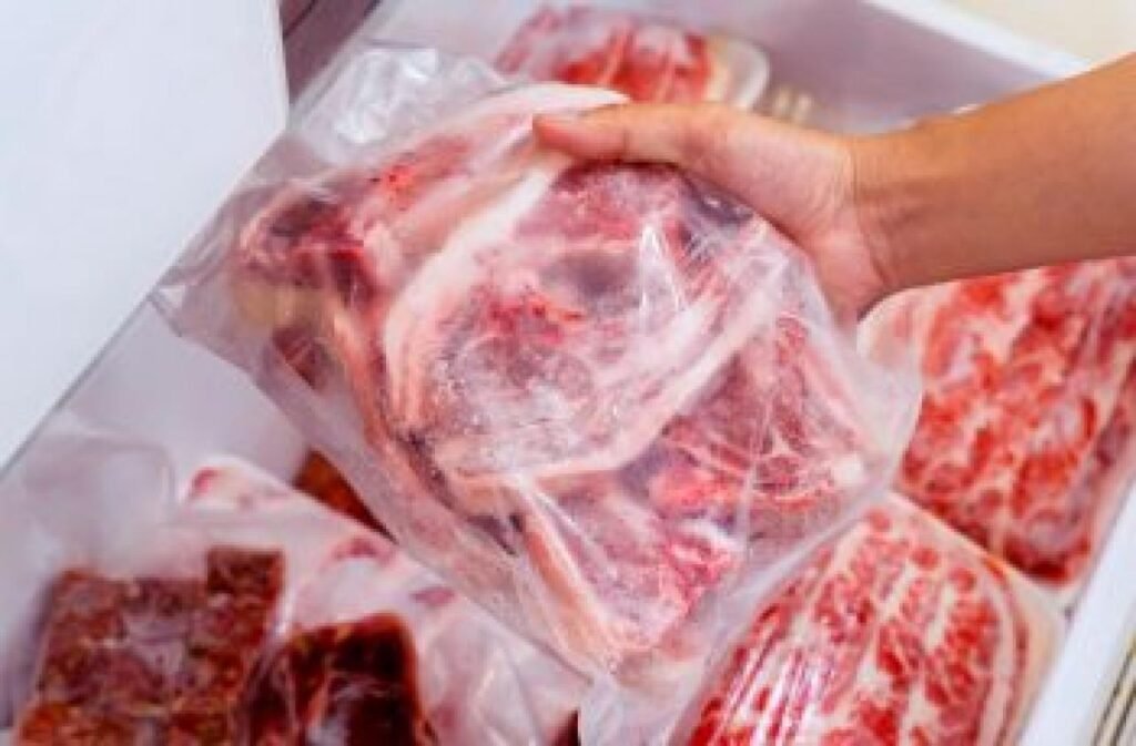 Você ainda descongela carne na água? Veja por que isso pode ser perigoso