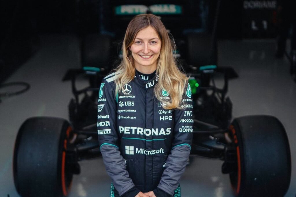 Campeã da F1 Academy, Doriane Pin pilota um F1 pela primeira vez