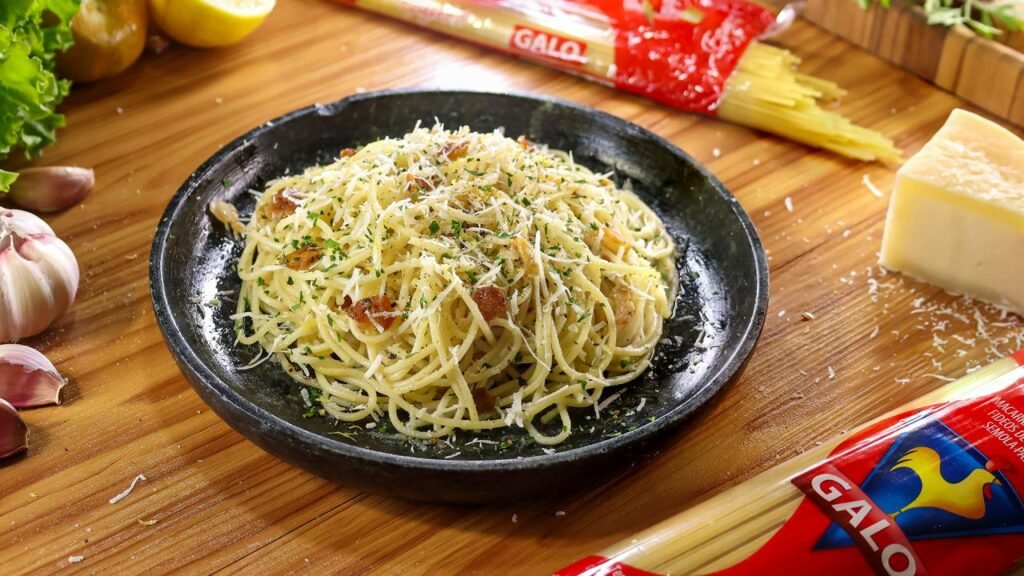 espaguete ao alho e óleo com limão e queijo