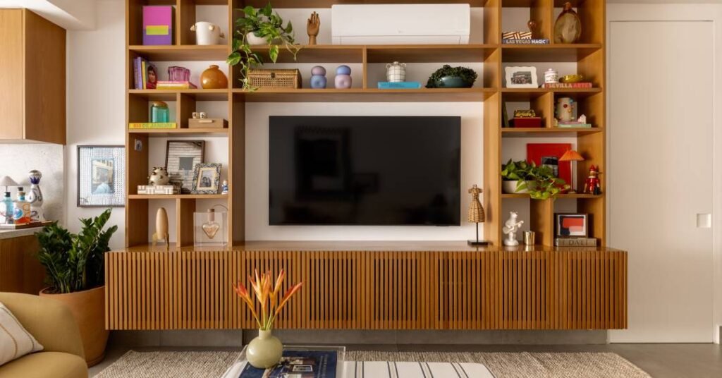 Estante de nichos funciona como mini museu para peças afetivas dos moradores