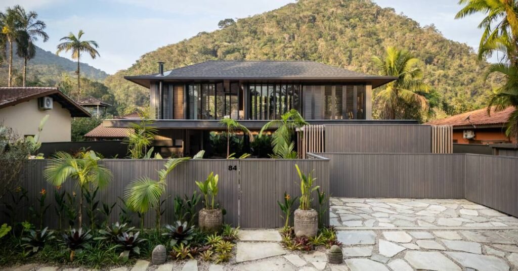 Experiência sensorial completa: casa em meio à Mata Atlântica se integra à natureza