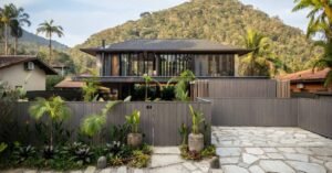 Experiência sensorial completa: casa em meio à Mata Atlântica se integra à natureza