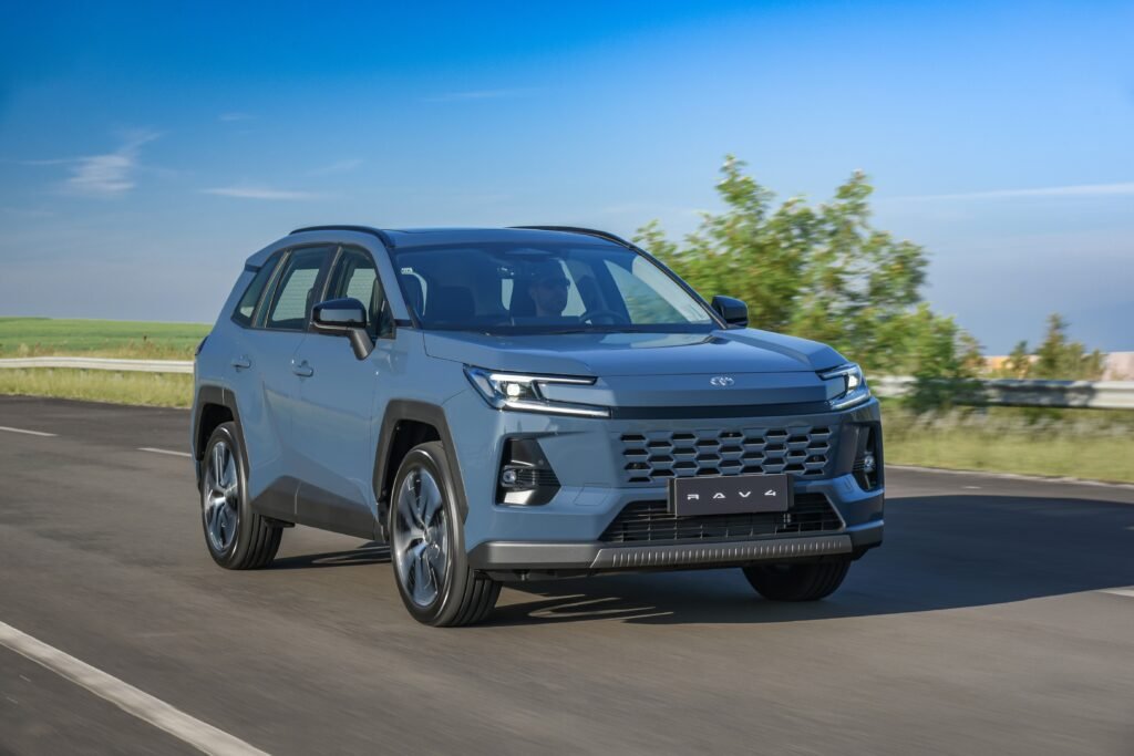 Toyota RAV4 abre mão de plug-in para encarar chineses e dobrar vendas