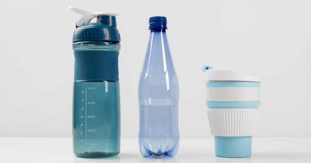 Garrafa de água suja: os riscos para sua saúde e como higienizar corretamente