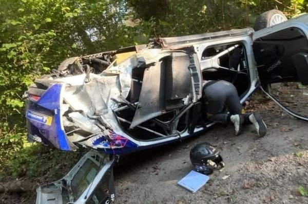 Jos Verstappen se envolve em acidente assustador em rally