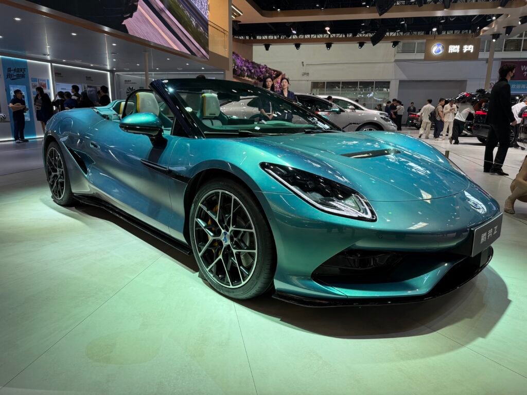 Salão de Pequim: marca de luxo da BYD mostra supercarro elétrico mais veloz que Ferrari; VÍDEO