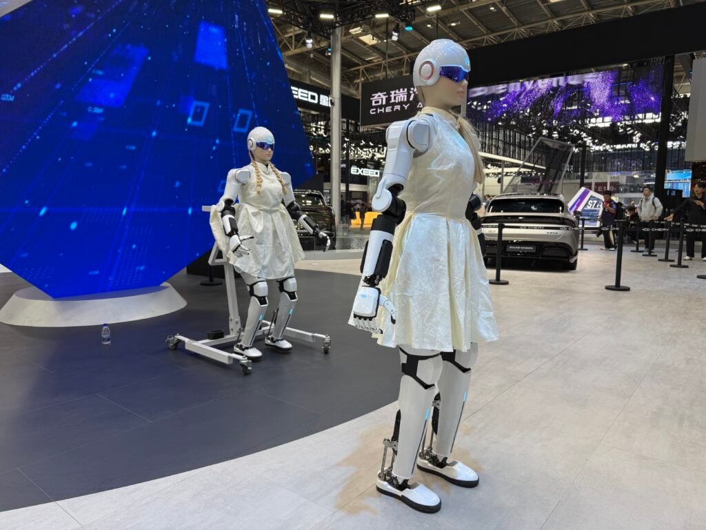 Salão de Pequim: grupo Chery mostra robôs humanoides de R$ 210 mil