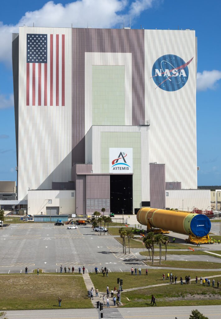 Estágio central do foguete Artemis III é transferido para NASA Kennedy