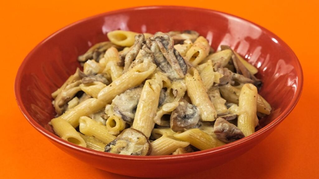 Macarrão ao molho de cogumelos: cremoso, sofisticado e prático