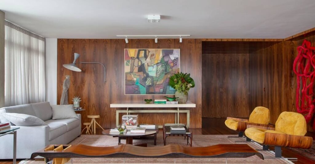 Marcenarias em jacarandá e móveis vintage do modernismo brasileiro marcam apê