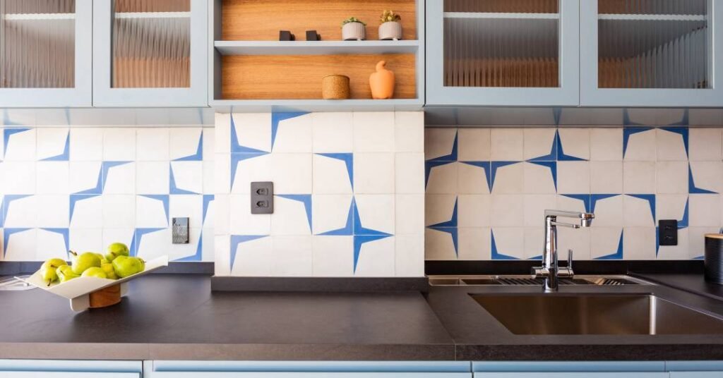 Paredes com personalidade: o charme dos revestimentos coloridos