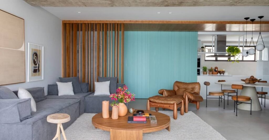 Porta de correr em laca verde separa (ou integra) sala e cozinha deste apartamento