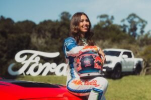 Rafa Ferreira, da F1 Academy, é a nova embaixadora da Ford Brasil