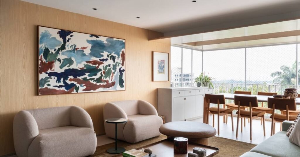 Reforma de apartamento em Brasília cria três suítes e sala acústica para TV e música