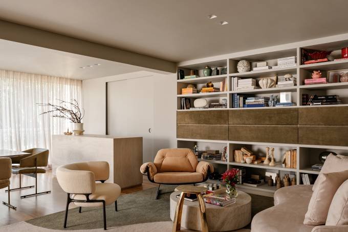 Sala de TV vira suíte para filho na reforma deste apartamento contemporâneo