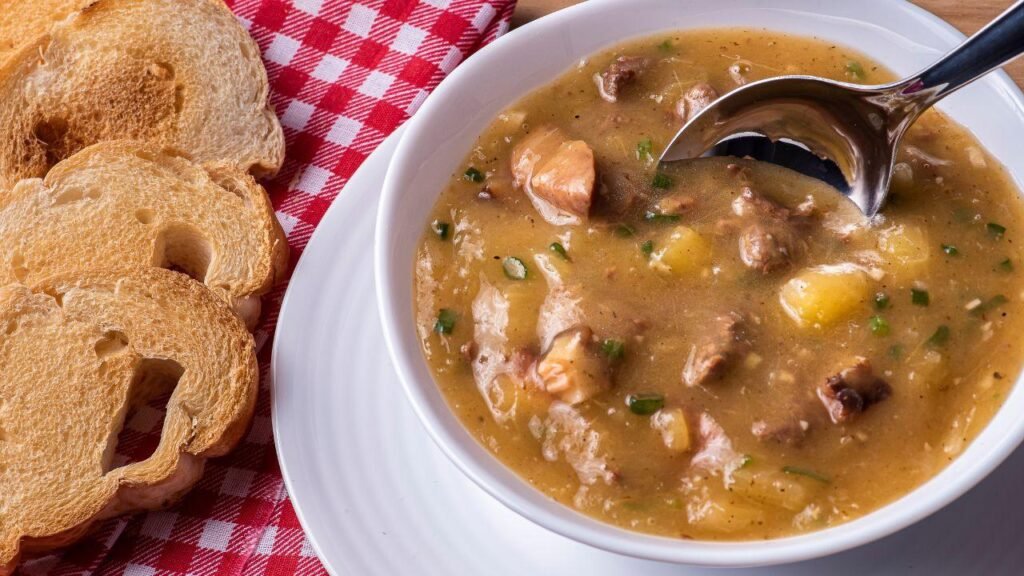 Quer um jantar quentinho? Veja sopa cremosa de mandioca com músculo