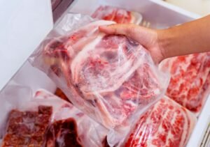 Como é o jeito certo de descongelar carne? Aprenda aqui