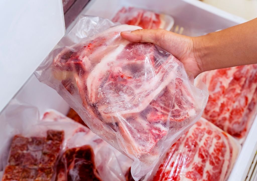 Como é o jeito certo de descongelar carne? Aprenda aqui