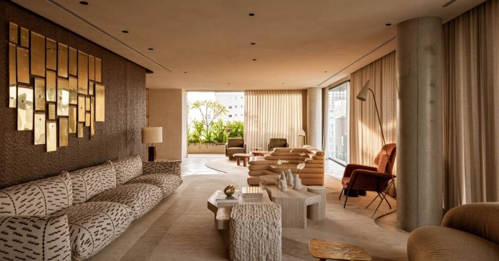 Tons de areia e marrom dominam a decoração deste apartamento