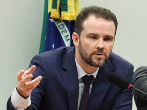 Durigan diz ser radicalmente contra indenização a empresas por fim da escala 6×1