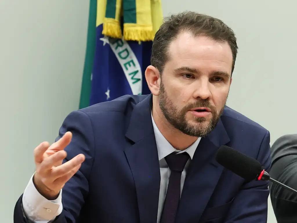 Durigan diz ser radicalmente contra indenização a empresas por fim da escala 6×1