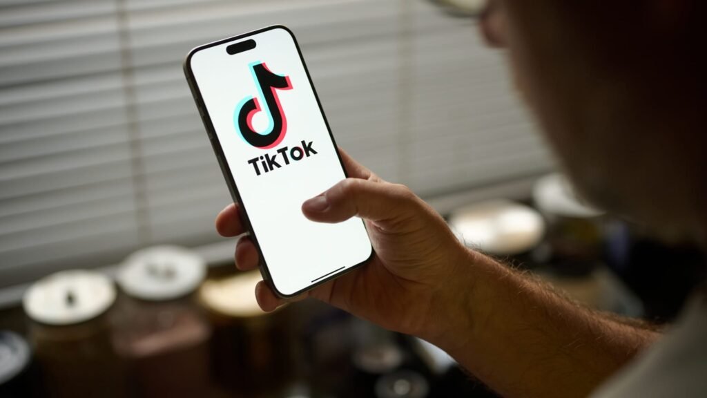 UE vai reprimir TikTok e 'design viciante' do Instagram que fisgam crianças