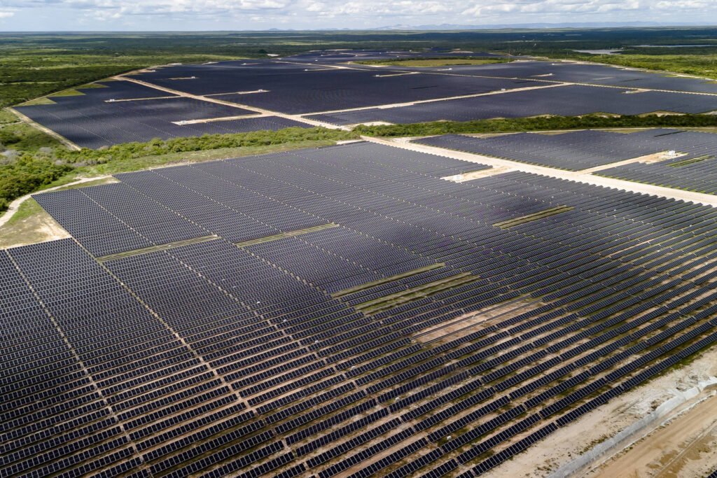 Atlas: Brasil precisa instalar baterias com placas solares - 03/05/2026 - Economia
