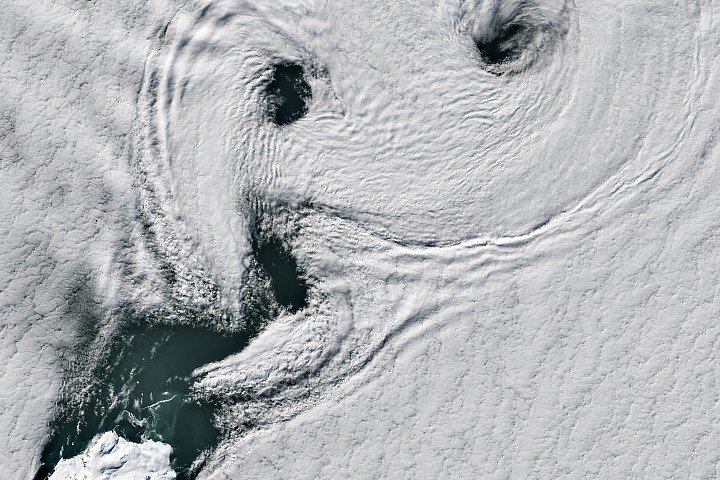 Um mar de nuvens giratórias