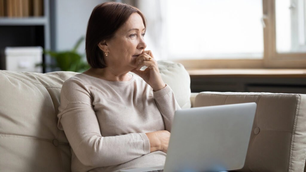Menopausa ou burnout? Sintomas confundem e afetam a produtividade feminina