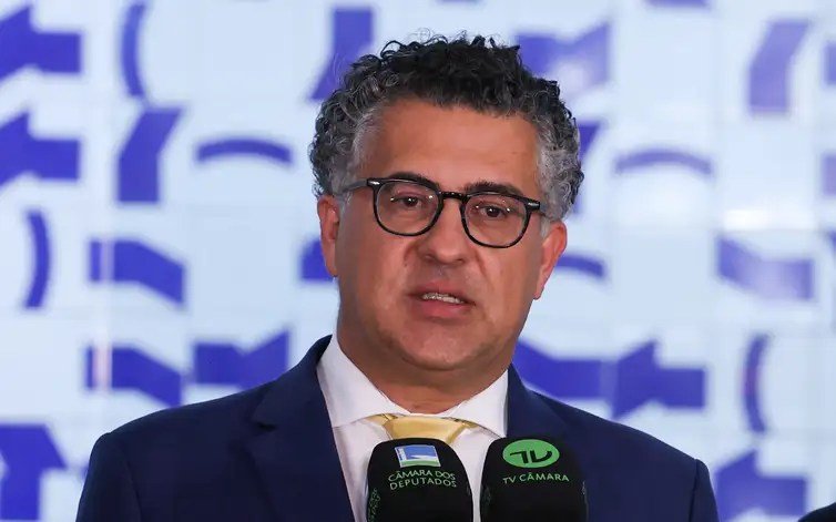Parecer da 6x1 é adiado em meio à pressão para transição de 10 anos