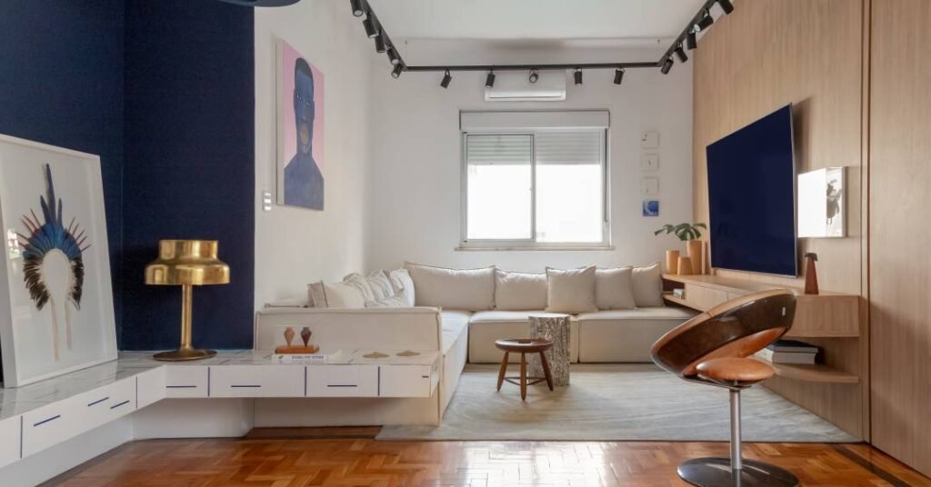 Azul, azulejos e atmosfera leve definem apartamento de 53 m² no Rio