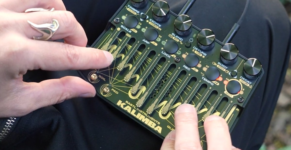 O Bastl Kalimba é um sintetizador selvagem que pensa que é um piano de polegar