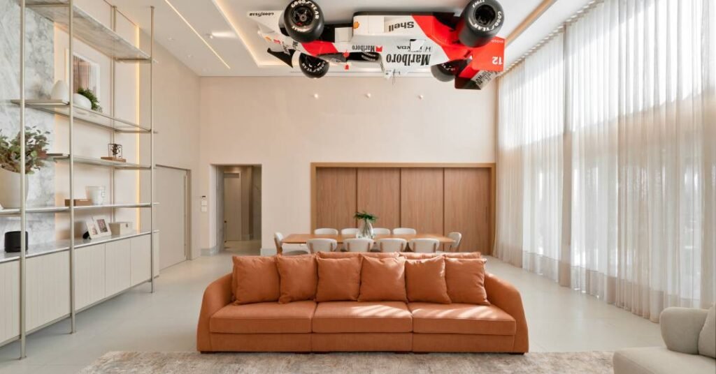 Carro no teto? Casa tem réplica de carro de Fórmula 1 na sala