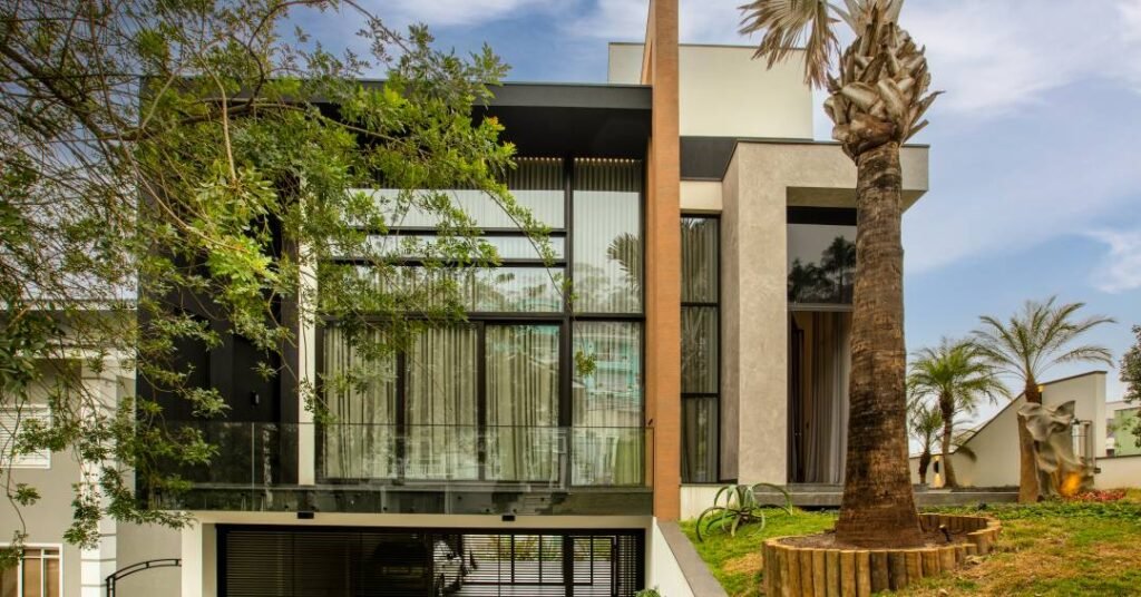 Casa tem fachada formada por composição de blocos assimétricos sobrepostos