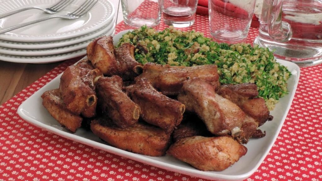 Costelinha com virado de couve: faça um almoço completo em 40 minutos
