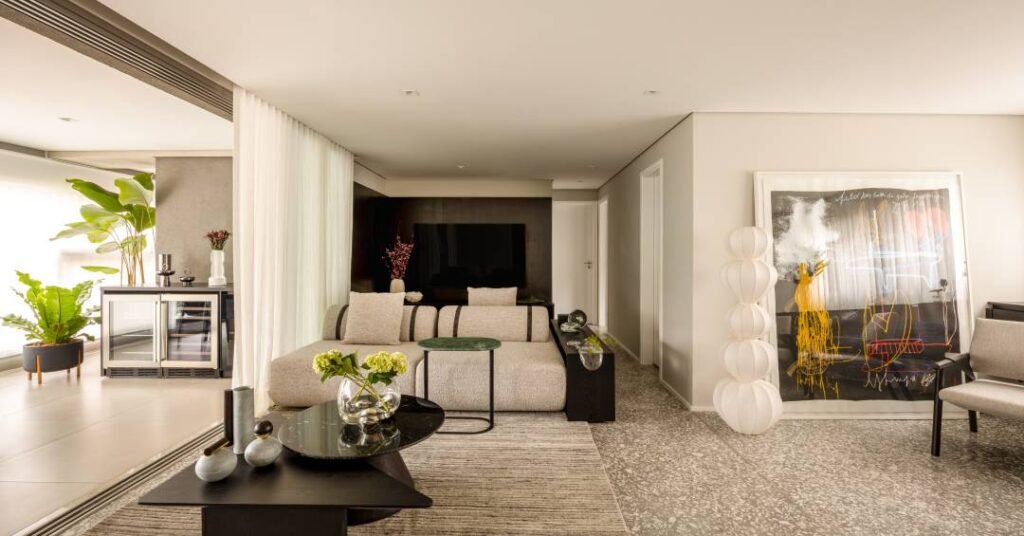 Elegância sóbria: apartamento tem madeira ebanizada e piso granilite
