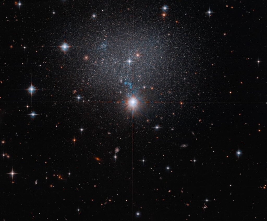 Hubble espia galáxia irregular fraca