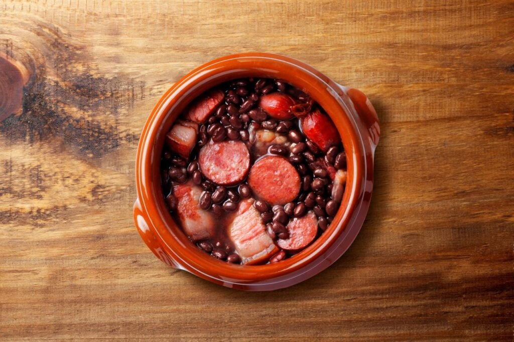 Sem tempo para feijoada? Aprenda a fazer feijão gordo no dia a dia