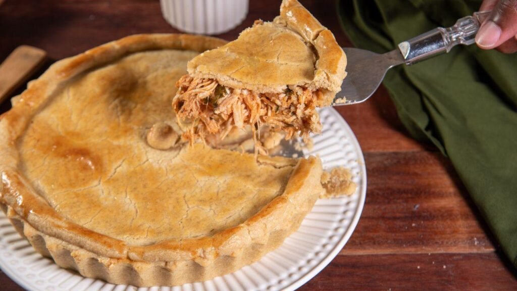 Torta de frango cremosa conquista buscas na internet; aprenda receita